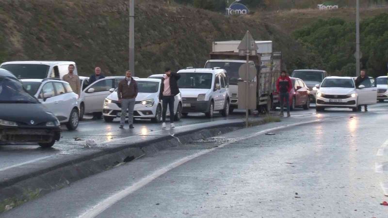 Kaza yapan araçlarının başında saygı duruşunda bulundular
