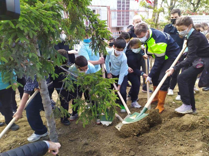Bahçelievler’de “Milli Ağaçlandırma Günü” kapsamında okul bahçesine fidan dikildi
