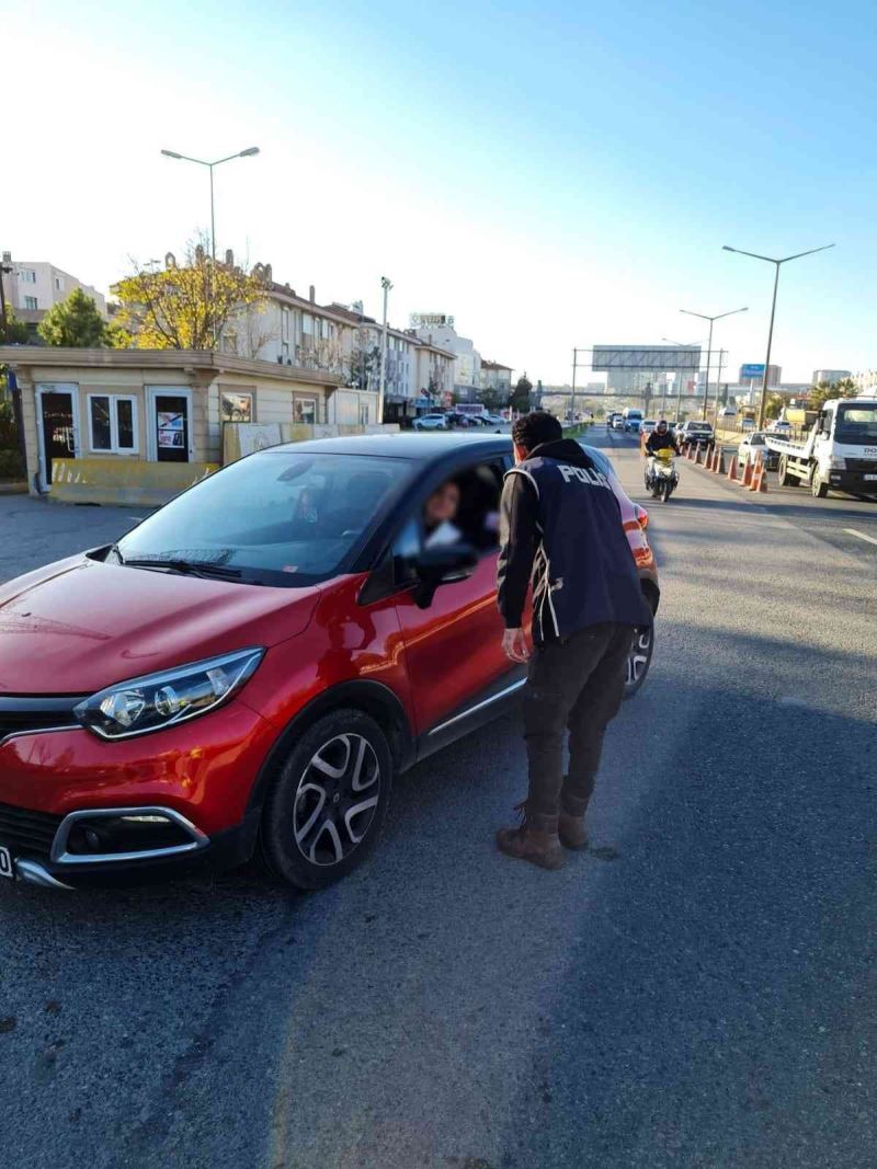 İstanbul’da denetimde sürücülere araç kokusu ve maske hediyesi
