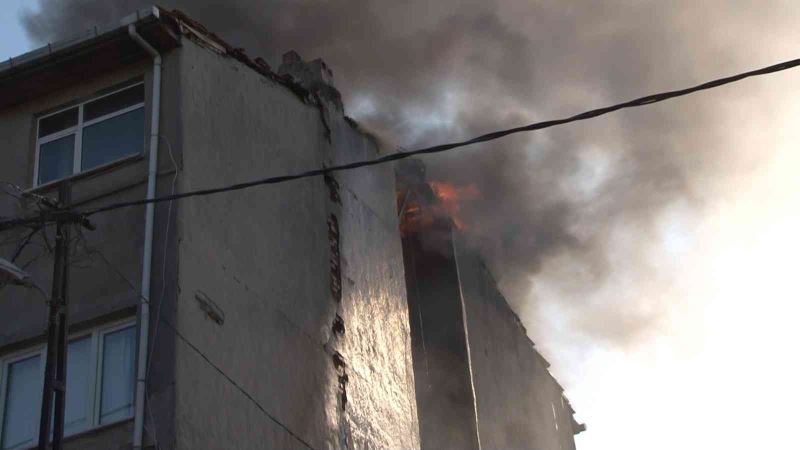 Beyoğlu’nda yangın: Nikah günlerinde evleri yandı