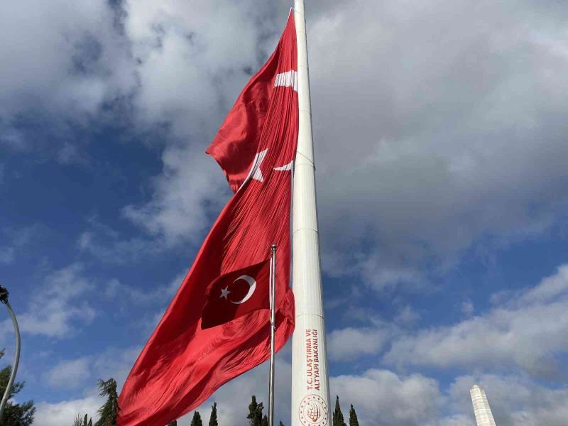 Devasa Türk bayrağı, Türkiye’nin en büyük bayrak direğinde dalgalanıyor
