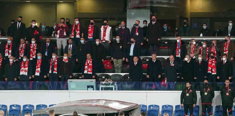 Bakan Kasapoğlu, millilere destek için tribünde
