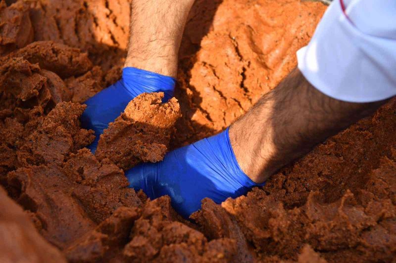 Bahçelievler’deki festivalde 3 ton çiğ köfte dağıtıldı
