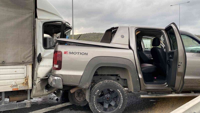 Kuzey Marmara Otoyolunda sapağı kaçıran cipe kamyonet çarptı: 2 yaralı
