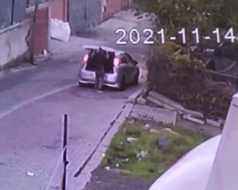 Sultanbeyli’de organize akü hırsızlığı kamerada
