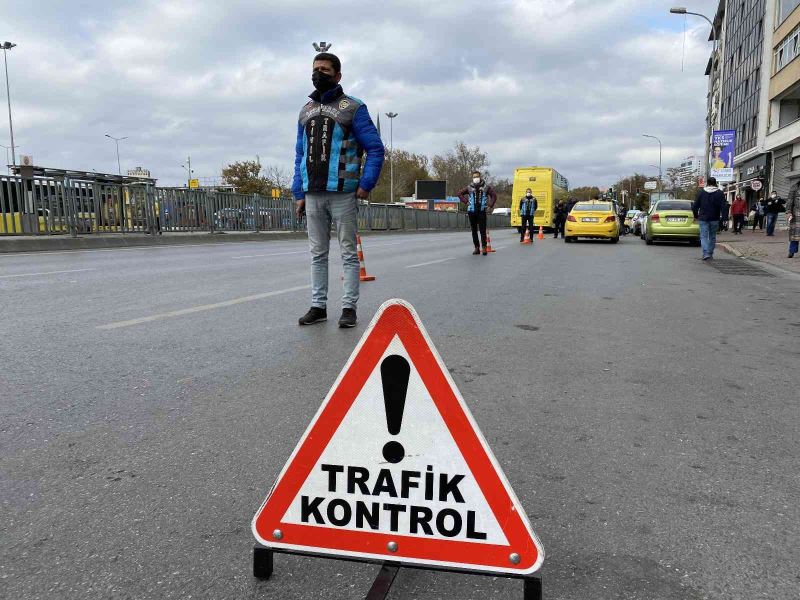 Kadıköy’de emniyet kemeri takmayan 3 taksiciye cezai işlem uygulandı

