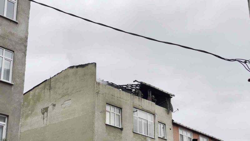 Beyoğlu’nda gece yanan evin çatı katında  tekrar yangın çıktı