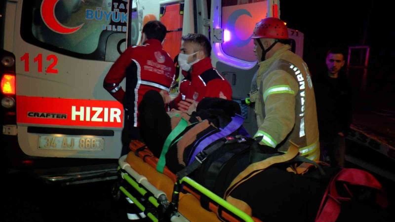 Pendik’te otomobil 50 metreden uçtu, anne ve kızı yaralandı
