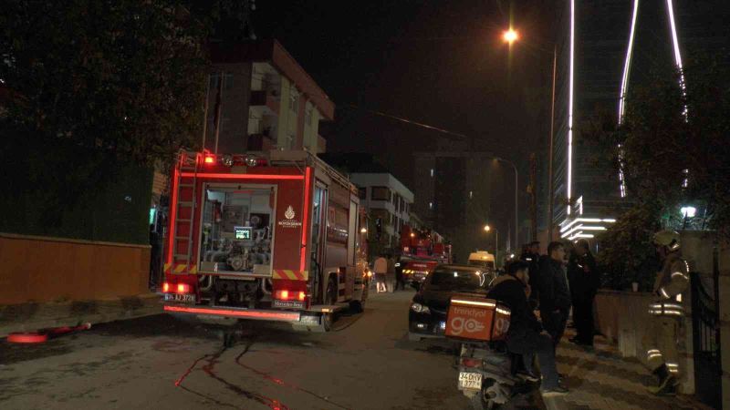 Ataşehir’de 5 katlı özel yurtta yangın çıktı, öğrenciler sokağa döküldü