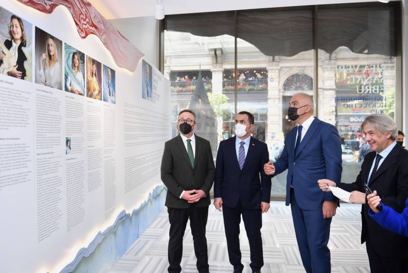 Bakan Ersoy Beyoğlu Belediyesi İstiklal Sanat Galerisi’ni ziyaret etti
