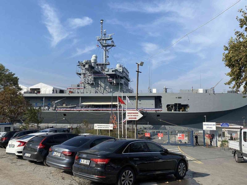 ABD Donanması’na ait savaş gemisinin Sarayburnu’nda bekleyişi sürüyor