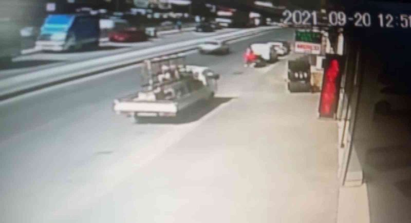 Pendik’te teslimat yapan moto kuryenin motosikletinin çalındığı anlar kamerada