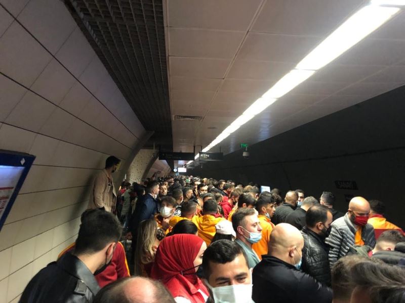 Metrolarda derbi yoğunluğu dikkat çekti
