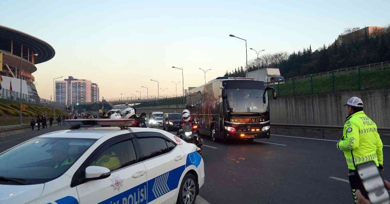 Derbi mücadelesi için takımlar stada geldi
