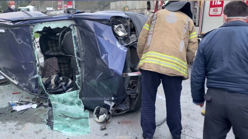 Sarıyer’de ticari araç ile kargo aracı çarpıştı, baba oğul yaralandı