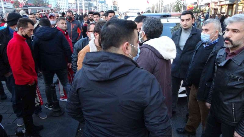 (ÖZEL) Beyoğlu’nda çorap satan seyyar satıcının ağabeyi zabıta amirine saldırdı
