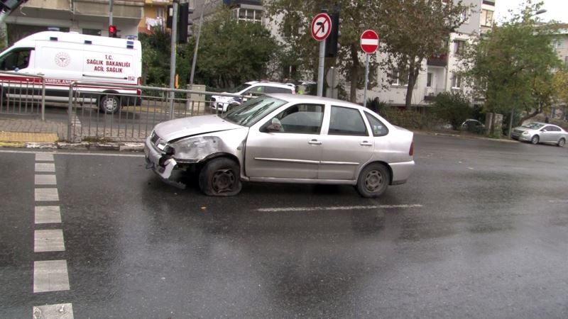 Eyüpsultan’da kontrolden çıkan otomobil trafik ışıklarına çarptı
