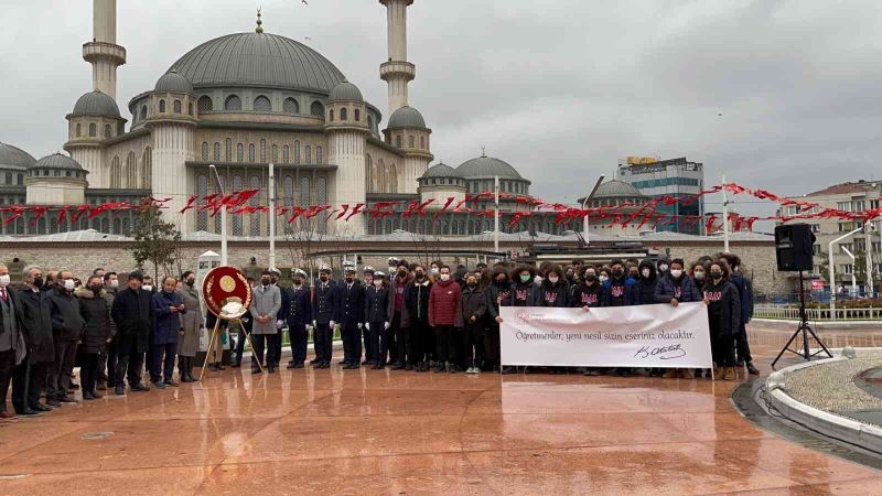 Taksim Cumhuriyet Anıtı’na Öğretmenler Günü kapsamında çelenk bırakıldı
