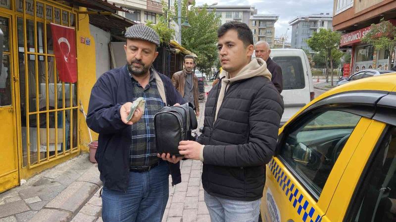 İstanbul’da taksi şoföründen örnek davranış
