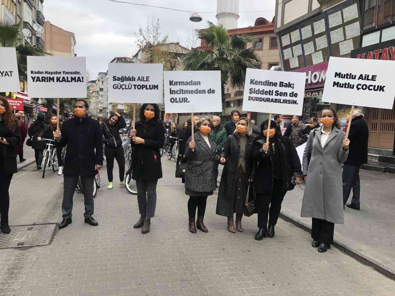 ’Uluslararası Kadına Yönelik Şiddetle Mücadele Günü’ nde yürüyüş yapıldı
