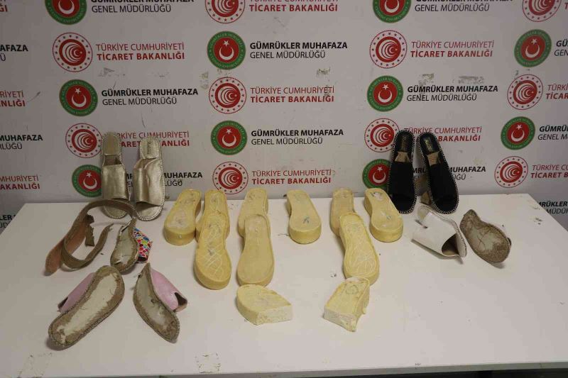İstanbul Havalimanı’nda kadın terliklerinin içerisine gizlenmiş uyuşturucu ele geçirildi
