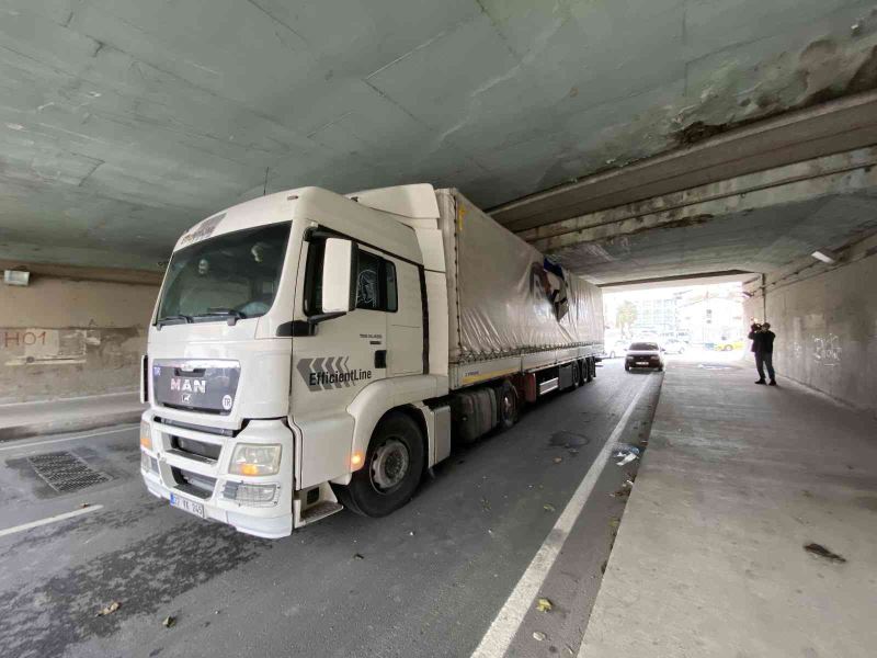 Kadıköy’de alt geçide takılan tır 3 saatte kurtarılabildi