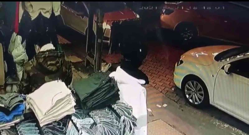 Esenyurt’ta hırsızlar sahibinin gözü önünde arabasını çaldılar
