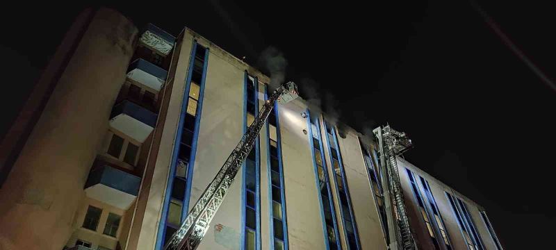 Başakşehir’de 8 katlı iş yerinde yangın
