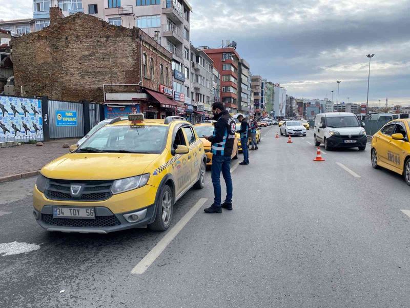 Kadıköy’de emniyet kemeri takmayan taksiciye ceza
