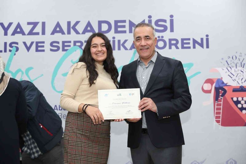 Sultangazi Yazı Akademisi’nin Genç Edebiyatçıları sertifikalarını aldı
