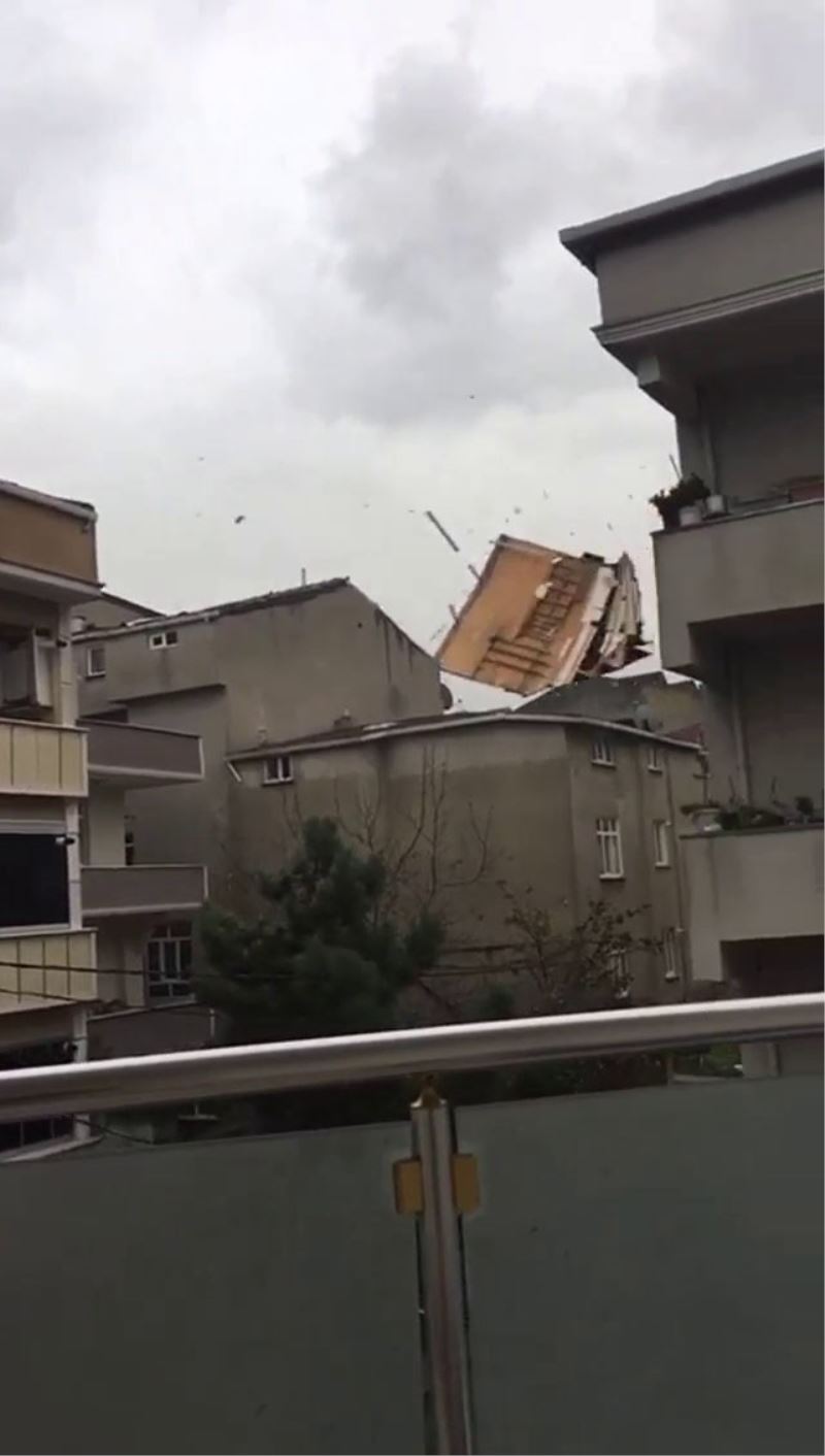 Arnavutköy’de çatıların uçma anı  kameraya yansıdı