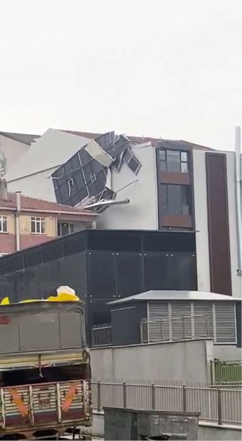 Arnavutköy’de çatının uçtuğu o anlar kamerada
