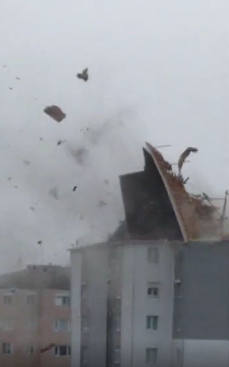 Fırtınada çatının uçma anı kamerada