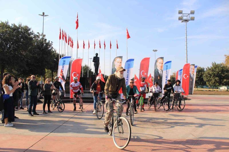 10 bisikletli, Anıtkabir’e varmak üzere Tuzla’dan yola çıktı
