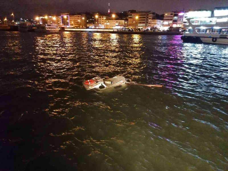 Kadıköy’de batan tekneyi Kıyı Emniyeti kurtardı
