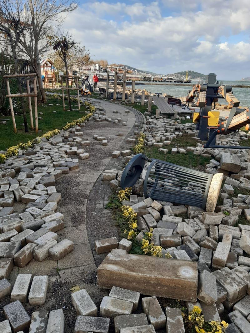 Büyükada’da lodos nedeniyle iskele hasar aldı, yollar su altında kaldı
