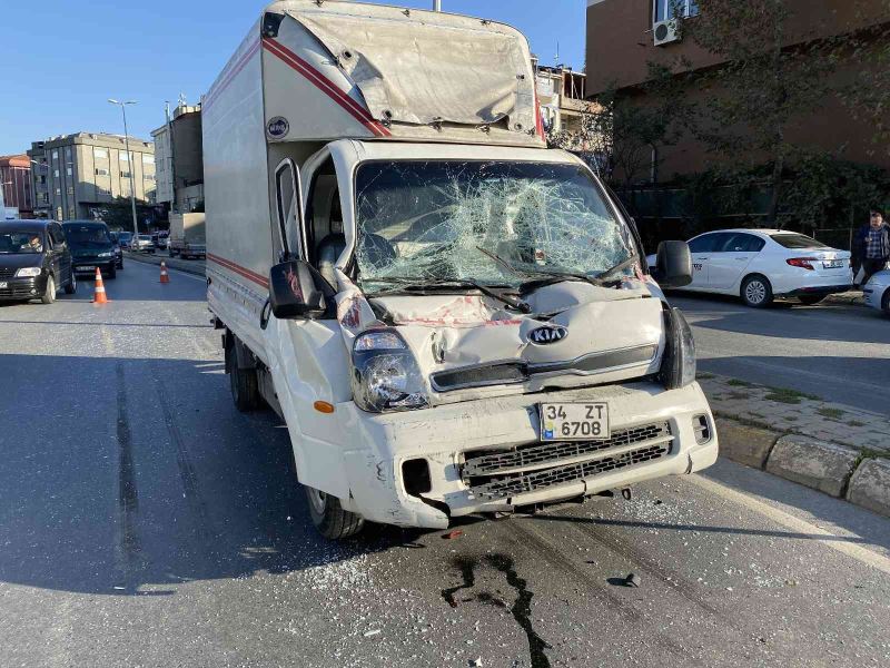 Zeytinburnu’nda sıkışmalı trafik kazası: 1 yaralı
