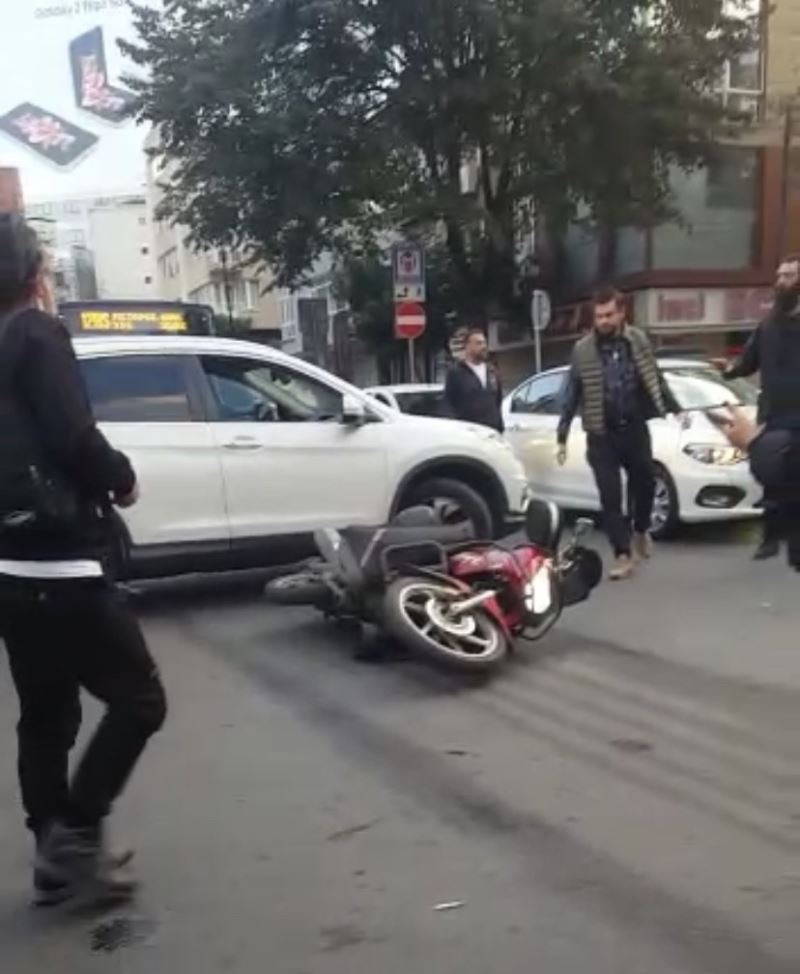İstanbul’da kaza sonrası trafikte kavga, motosikletin aynasını tekmeyle parçaladı
