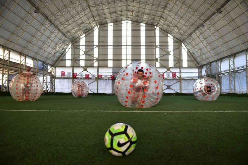 Tuzla’da düzenlenen balon futbolu turnuvasında keyifli anlar yaşandı
