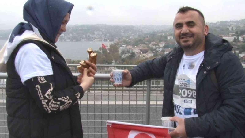 Maratondan renkli görüntüler: Boğaza karşı çay simit keyfi yaptılar
