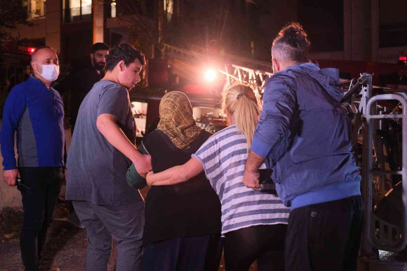 Şişli’de 3 katlı binada yangın çıktı, mahsur kalan 17 kişi itfaiye merdiveni ile kurtarıldı
