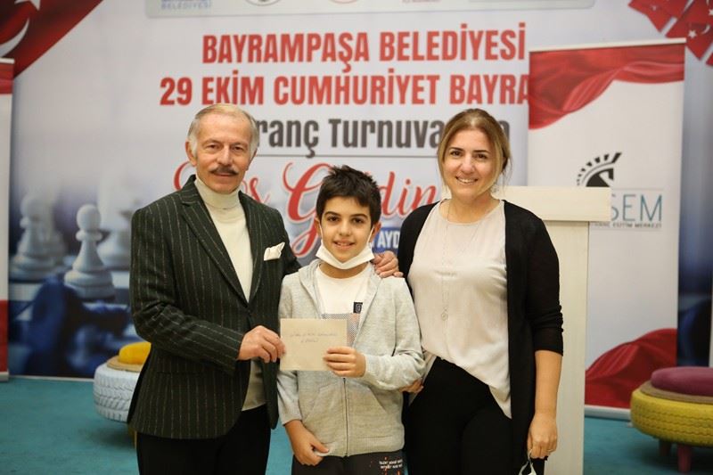Satrancın şampiyonları ödüllerini Başkan Aydıner’in elinden aldı
