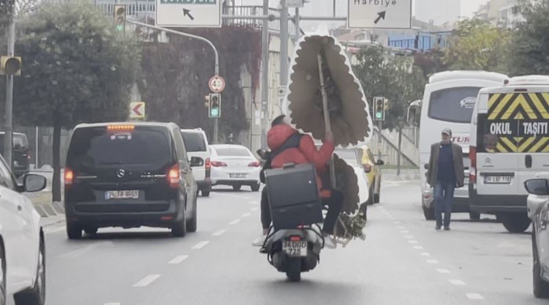 Beyoğlu’nda motosiklet üstünde çelenkli yolculuk kamerada
