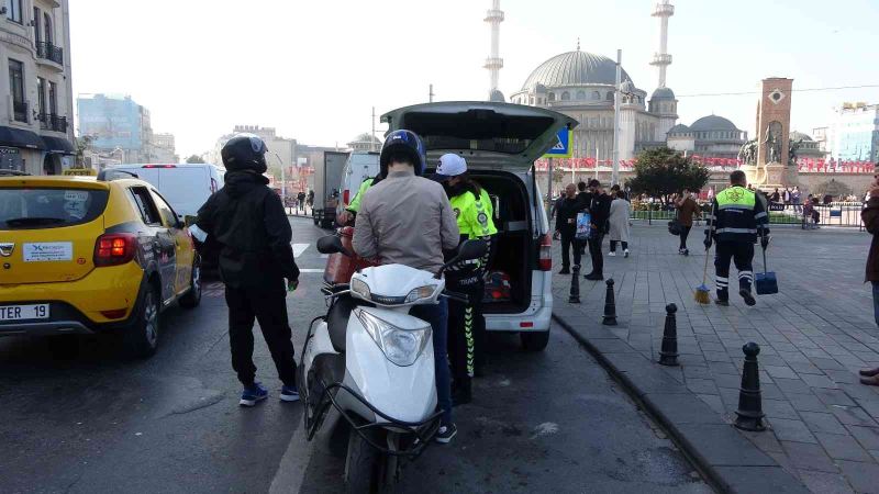 Taksim Meydanı’nda denetim: Yaya yoluna giren kuryelere ceza yağdı
