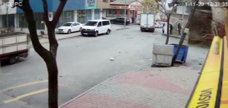 Başakşehir’de uçan çatı, direği devirdi, korku dolu anlar yaşattı