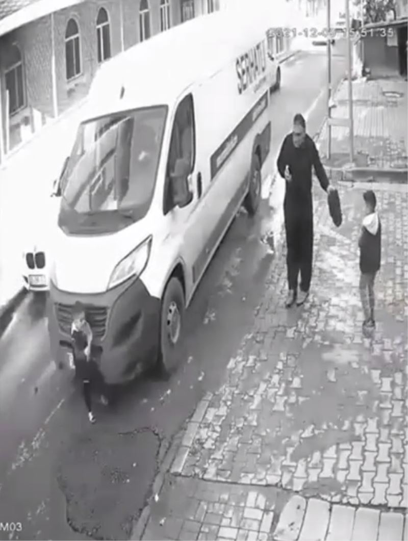 Küçükçekmece’de minibüsün çocuğun üzerinden geçme anı kamerada
