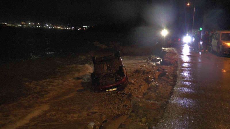 Tuzla’da denize uçan otomobili iple bağladı