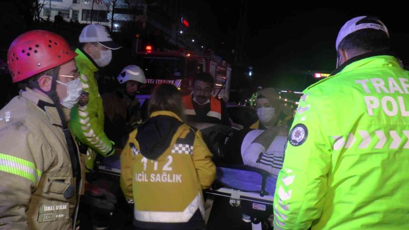Kadıköy’de ehliyetsiz ve alkollü sürücü yolcu alan otobüse çarptı: 1 yaralı