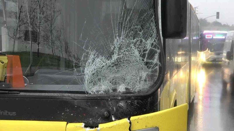Yağışlı hava kazalara neden oldu 2 kişi yaralandı, 1 minibüs takla attı

