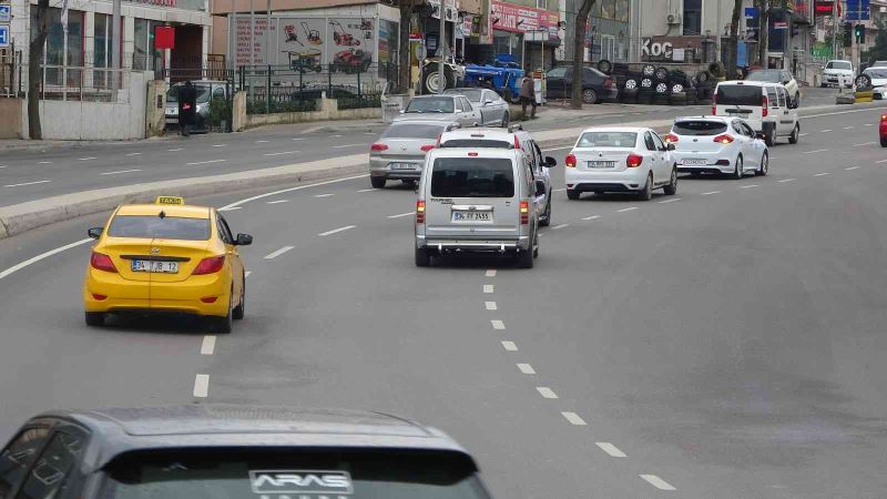 Pendik’te otomobil çarptığı kadının metrelerce sürüklendiği anlar kamerada
